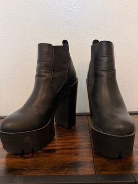 Women's Black Platform Chelsea Ankle Boots